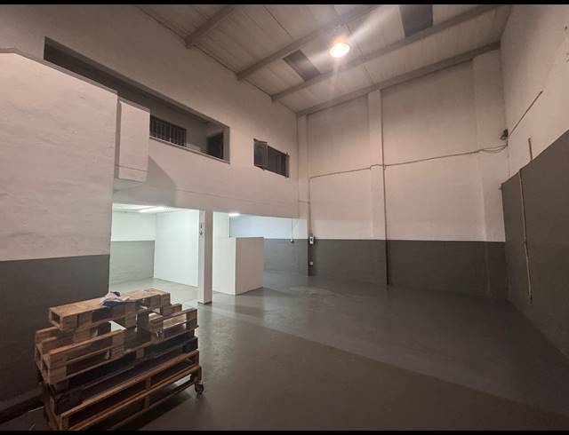 226M² WAREHOUSE TO LET IN BRIARDENE